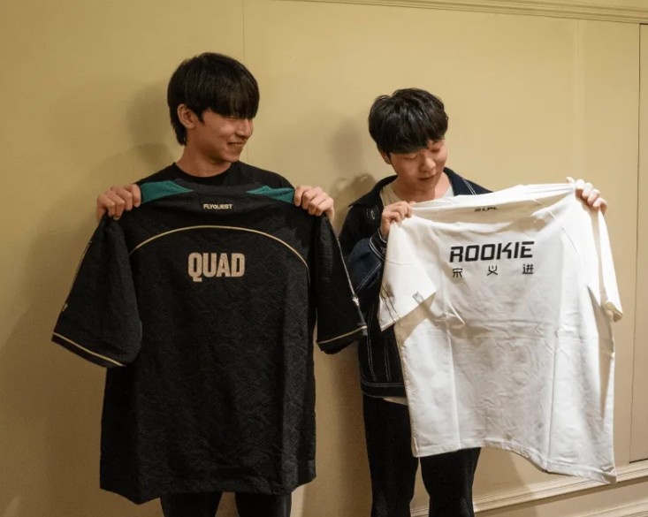 FLY分享队员与Rookie&Wei交换队服:一次匆匆的交换队服